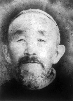 1-сурет. Бұл Омарбек Еркінбекұлы­ның Қытайда, шамамен 1963 жылы түскен суреті. Дөңши жақта қалған ағайынға жазылған астыртын хаттардың біріне қоса салып жіберген екен.