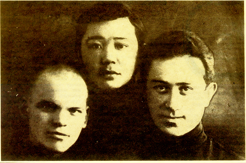 Саттар Ленинградта университеттес жолдастарымен бірге, 1932 ж. 